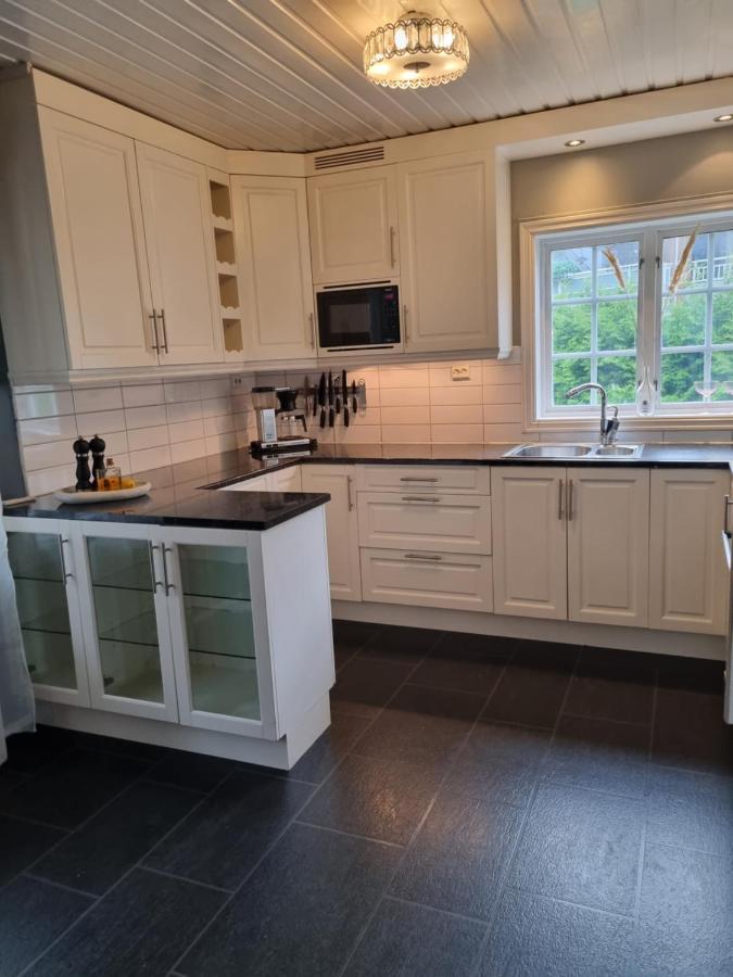 Stor Leilighet Med 4 Senger Sentralt I Forde Exterior photo